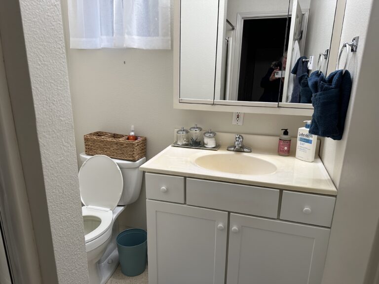 Sand & Stone Beach Cottage bathroom